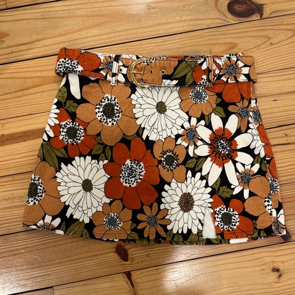 Show me your MUMU floral mini skirt - Picture 3 of 5
